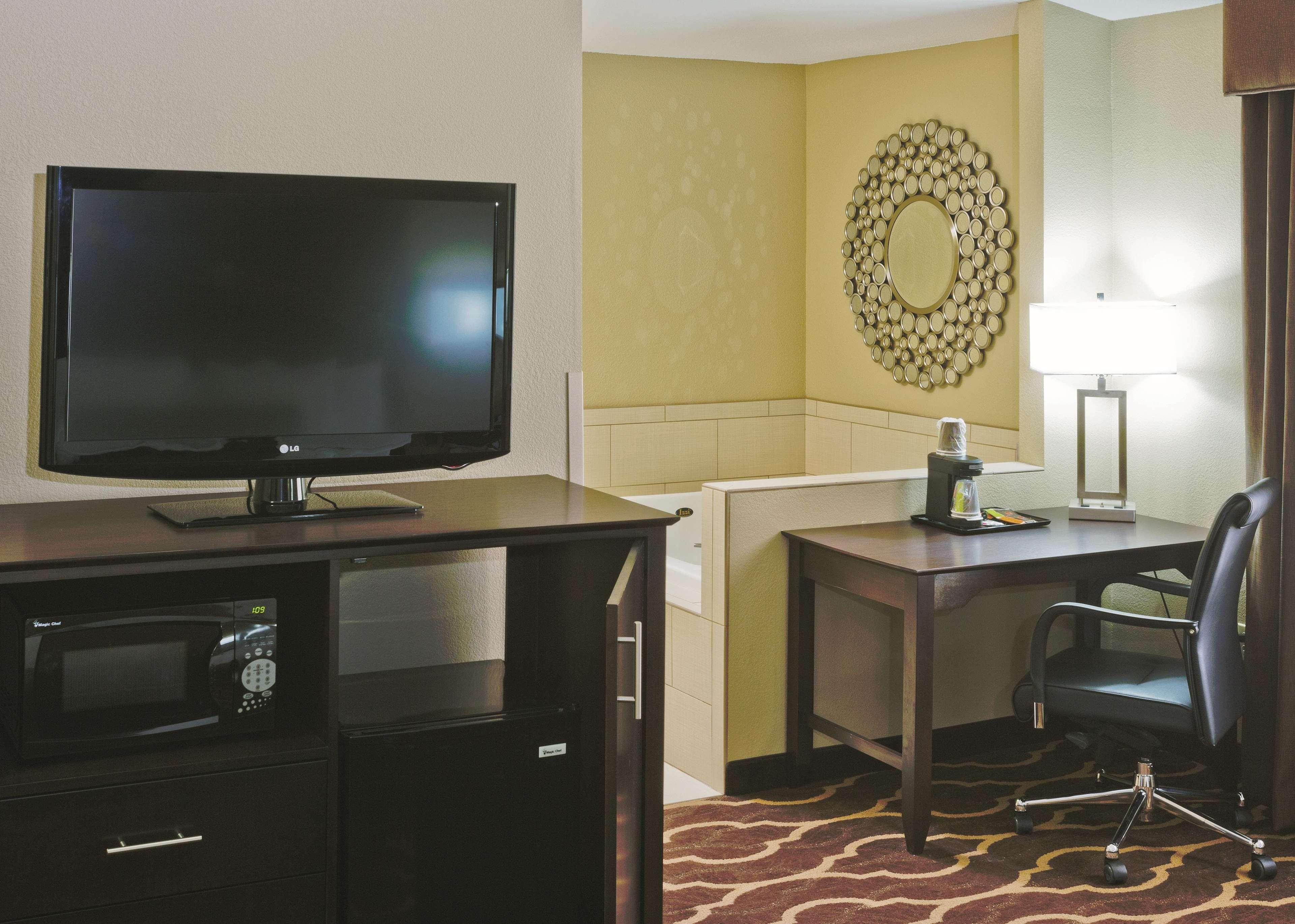 La Quinta Inn & Suites By Wyndham Lv Tropicana Stadium Las Vegas Dış mekan fotoğraf