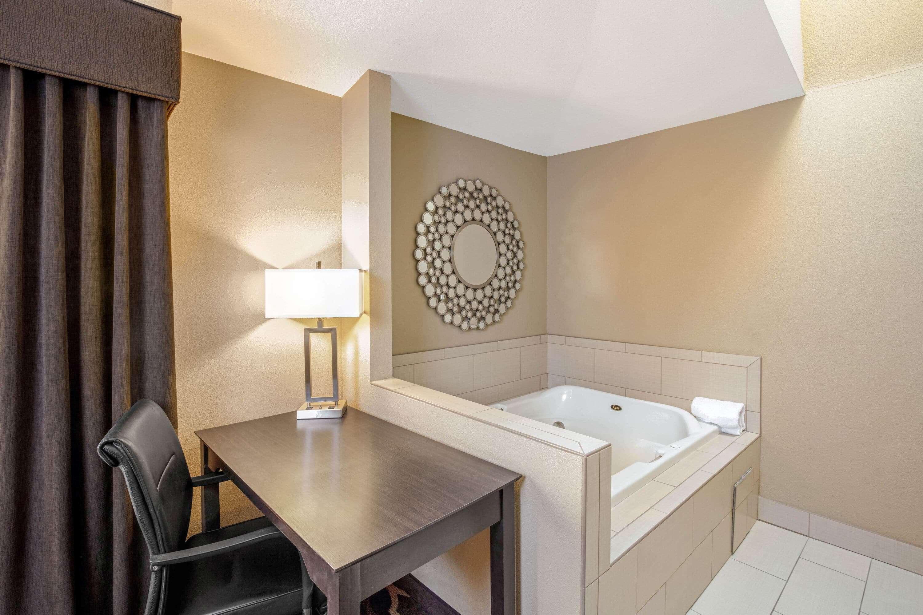La Quinta Inn & Suites By Wyndham Lv Tropicana Stadium Las Vegas Dış mekan fotoğraf