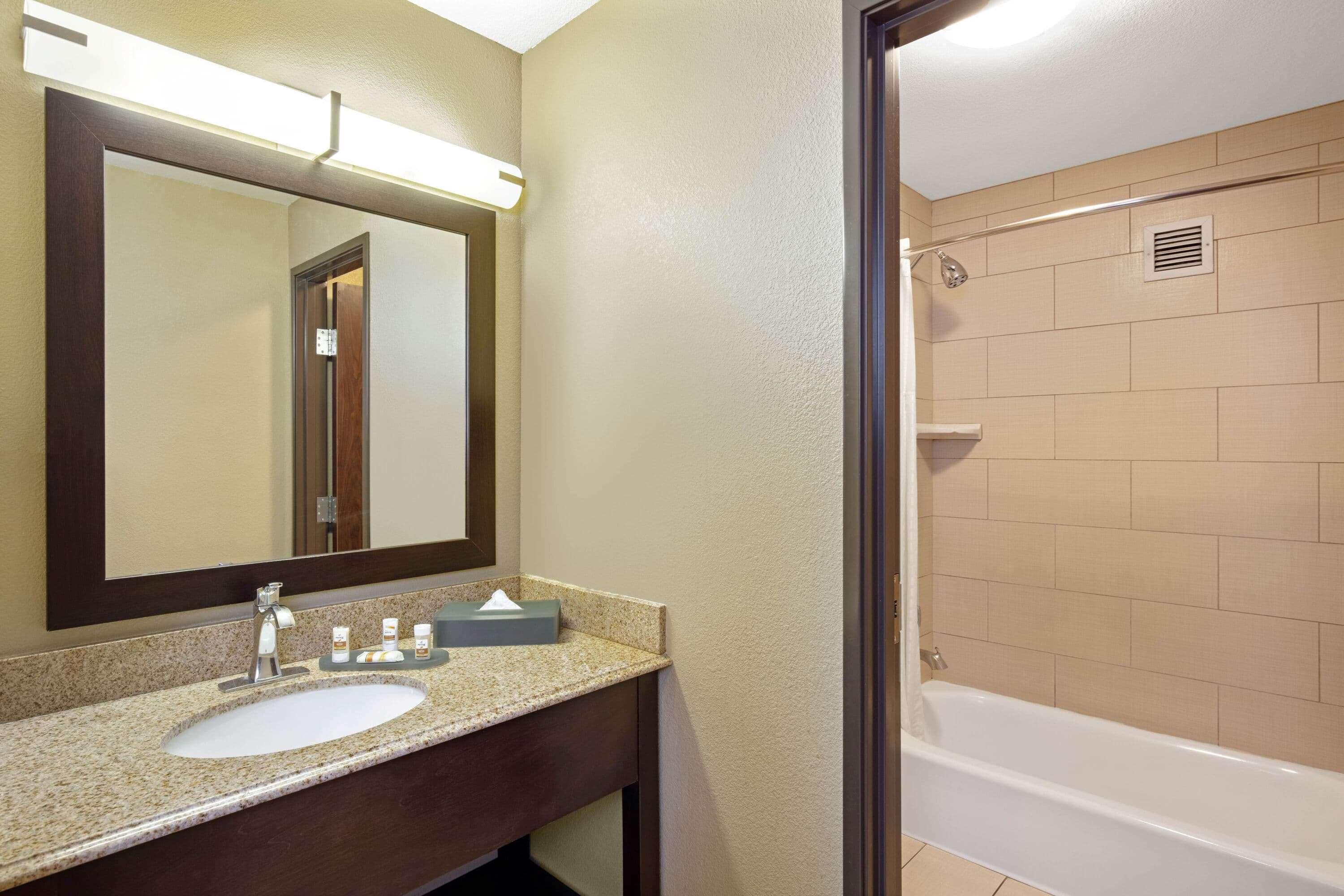 La Quinta Inn & Suites By Wyndham Lv Tropicana Stadium Las Vegas Dış mekan fotoğraf